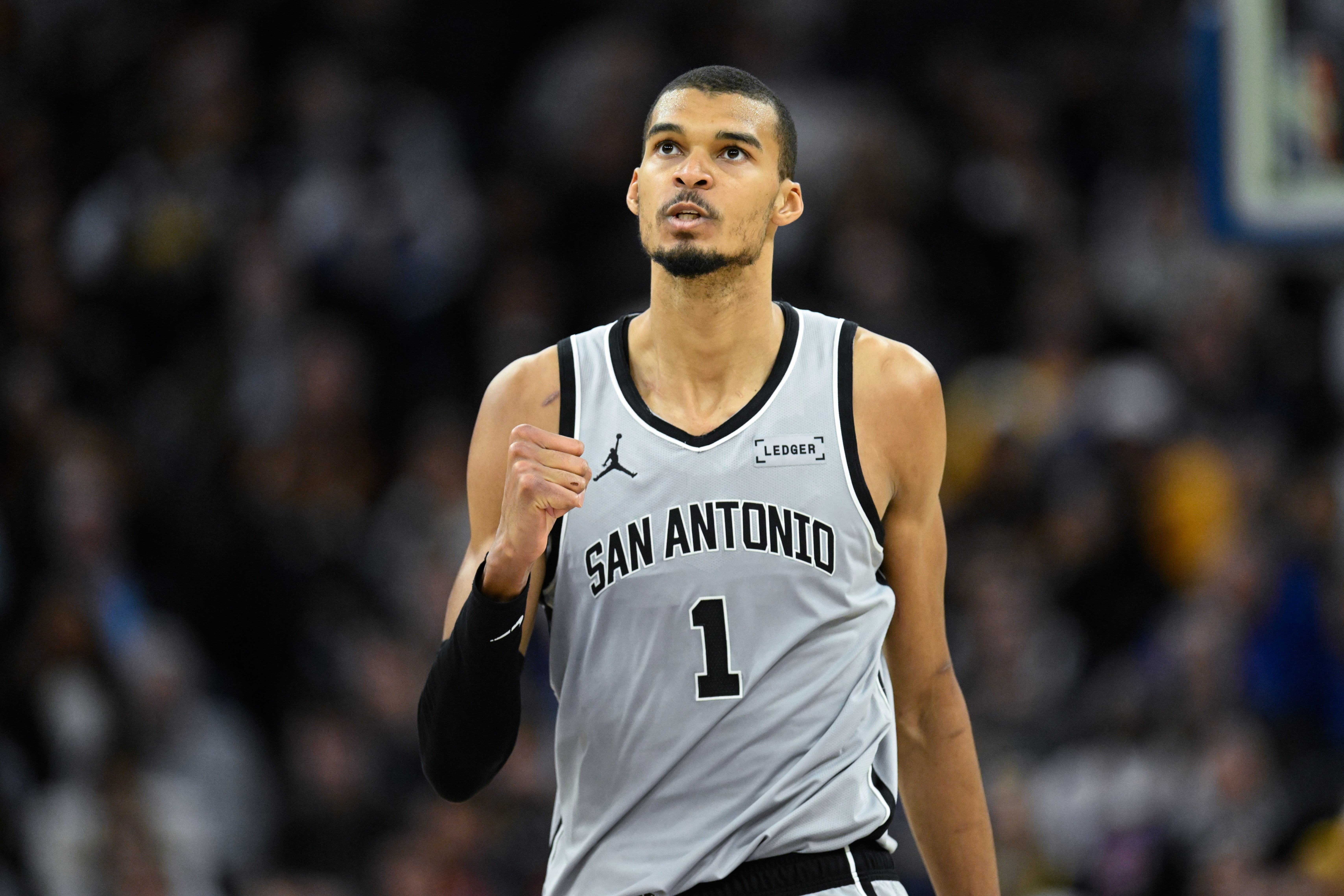 世界杯高清直播app官网-解说：绿军进攻端各种牵制文班 但马刺证明了自己资源的均衡性